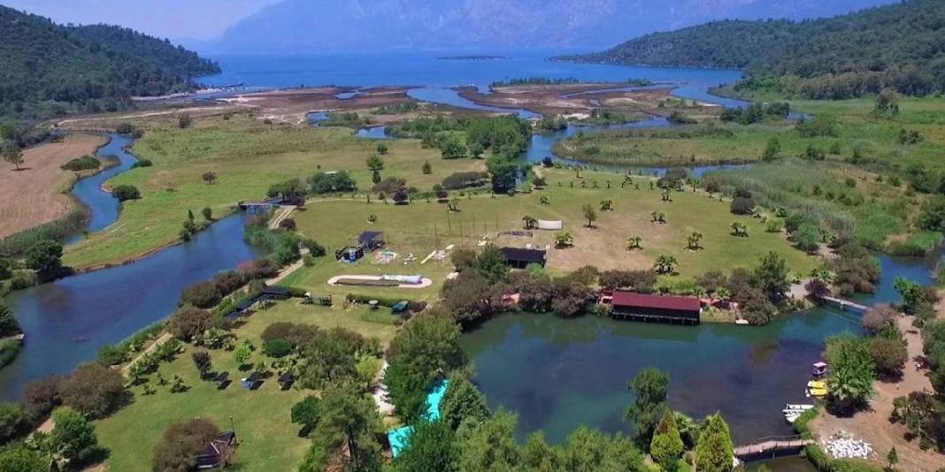 Urla’yı unutun, Seferihisar’ı geçin! Ortasından nehir geçen masalsı köy: Görenin nutku tutuluyor! 1